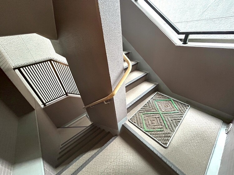 その他 共用部の階段です。明るく清潔に管理されています。