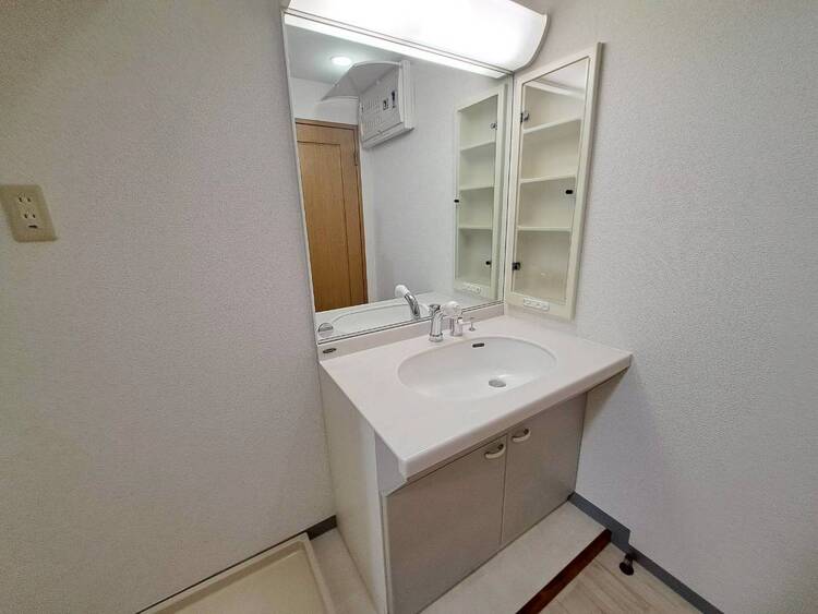 その他 清潔感を感じられる洗面化粧台。