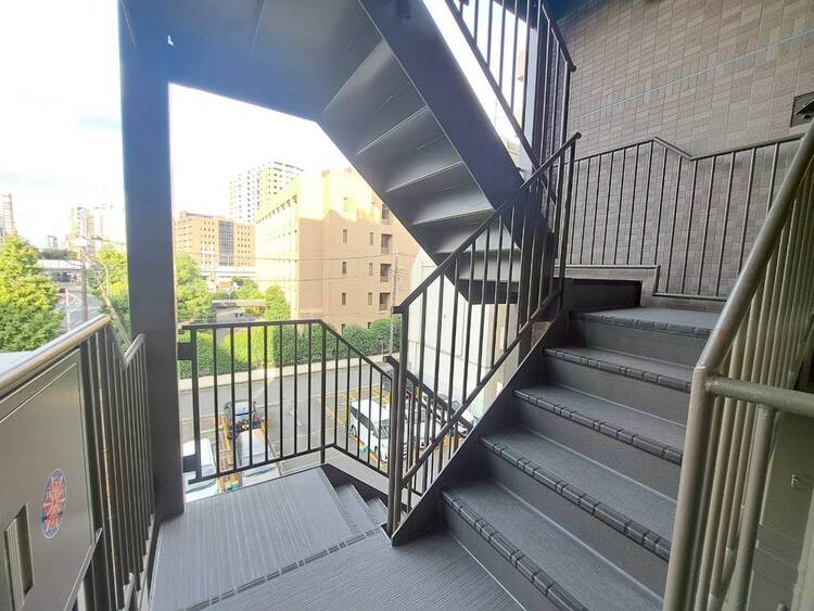 その他 共用部の階段です。明るく清潔に管理されています。