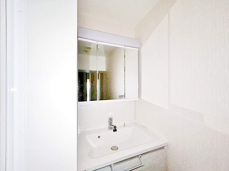 その他 清潔感を感じられる洗面化粧台。