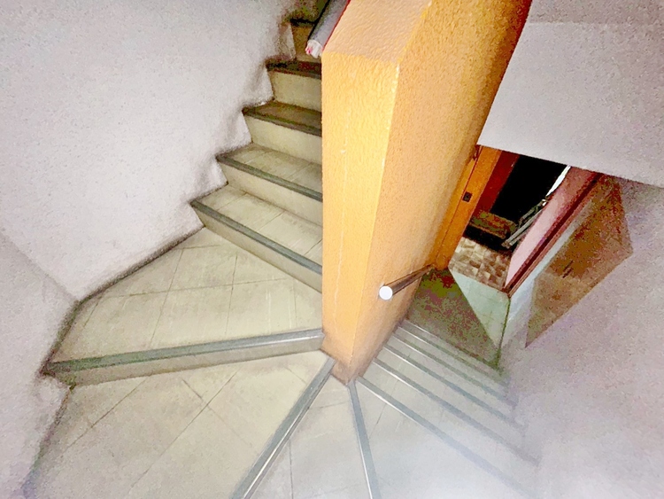 その他 共用部の階段です。明るく清潔に管理されています。