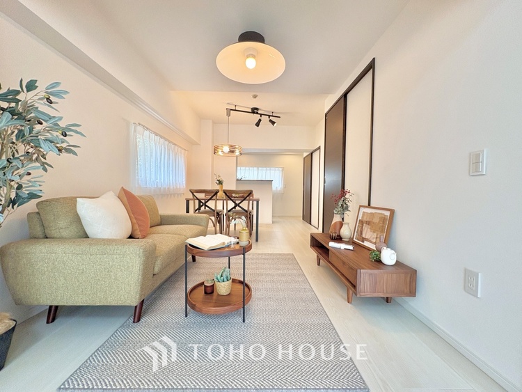 内装 ここにはみんなが集い、食事と楽しい会話が始まる。話に夢中になりすぎて、ついつい時を忘れ夜半過ぎになってしまう。そんな束の間の幸せを感じさせてくれる場所でありたい。