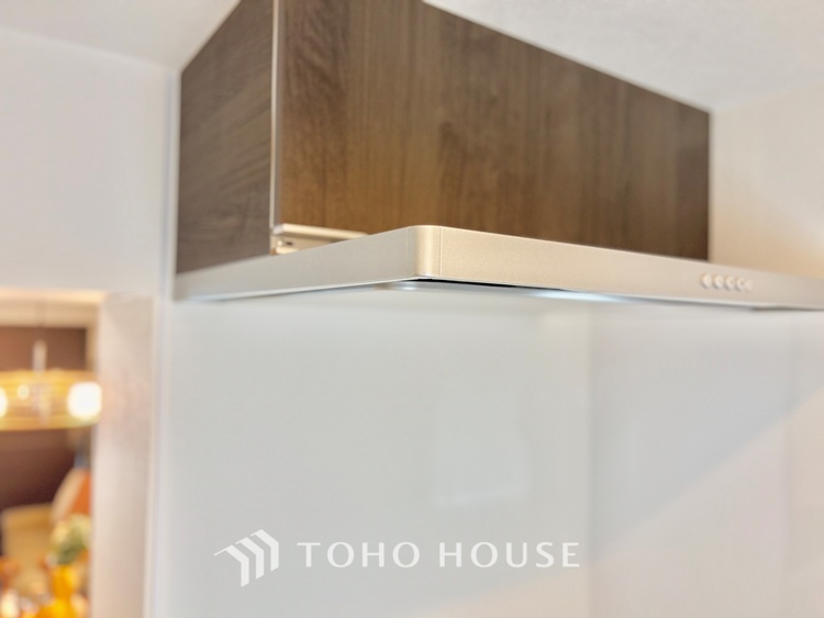 内装 キッチンは家族の絆を育む大切な空間。シンプルで使い易いシステムキッチンで愉しく作る料理は愛情のある美味しいご馳走に。家族で使えるダイニングキッチンです。