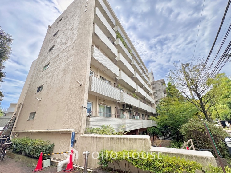 外観 ほんの少しのこだわり。ちょっとした色使いがその家がもつ雰囲気、趣（おもむき）を携え、暮らす家族や訪ねてくる友人・知人に新鮮な香りを運んできます。