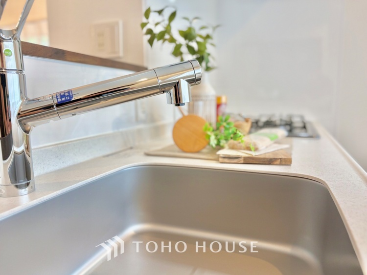 キッチン 【Kitchen】調理しながらもご家族のお顔が見れるカウンターキッチン。ついつい料理中お子様の様子が気になるもの。安心してお料理に取り組んでいただけます。会話だって自然とはずむはず。