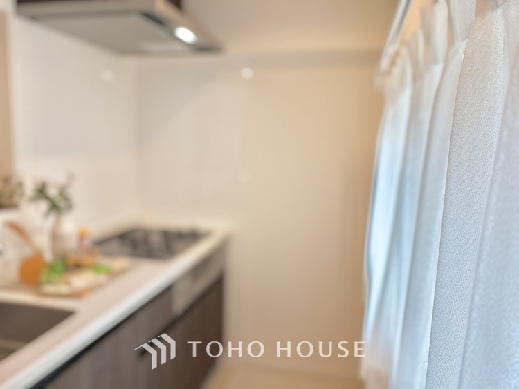 キッチン 【Kitchen】調理しながらもご家族のお顔が見れるカウンターキッチン。ついつい料理中お子様の様子が気になるもの。安心してお料理に取り組んでいただけます。会話だって自然とはずむはず。