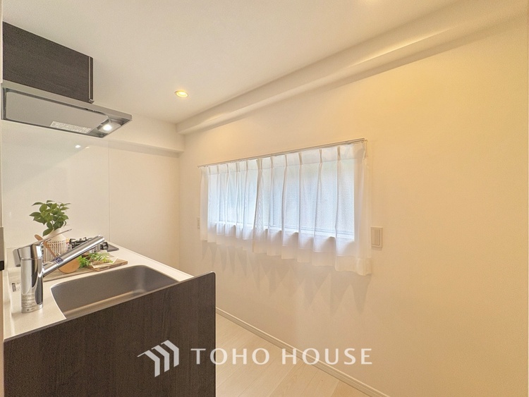 キッチン 【Kitchen】調理しながらもご家族のお顔が見れるカウンターキッチン。ついつい料理中お子様の様子が気になるもの。安心してお料理に取り組んでいただけます。会話だって自然とはずむはず。