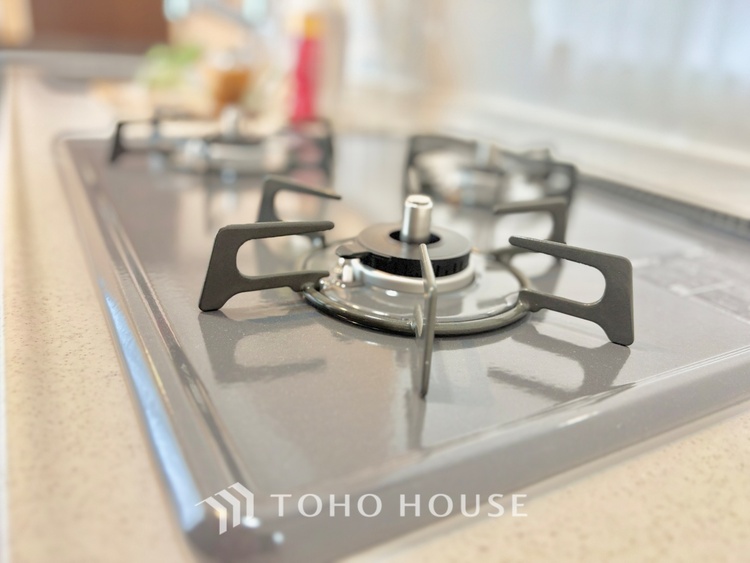 キッチン 【Kitchen】調理しながらもご家族のお顔が見れるカウンターキッチン。ついつい料理中お子様の様子が気になるもの。安心してお料理に取り組んでいただけます。会話だって自然とはずむはず。