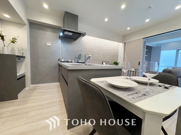 内装 【Pleasant sunlight】 触れることが出来そうな環境が、そのままインテリアに。その豊かで眩い眺望には、心地よい光と風が溢れ、ずっと眺めていたくなるような空間を演出してくれます。