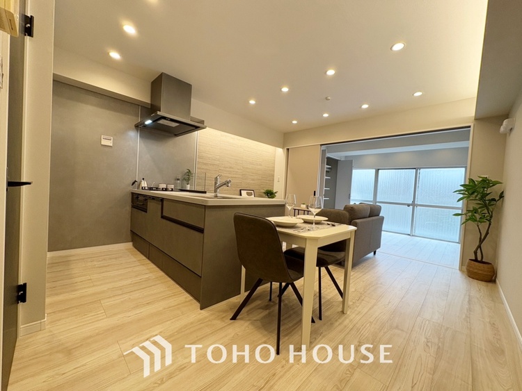 内装 【Kitchen】光り眩い羨望のリビングへ。一歩一歩を踏みしめて家族の集う幸せの場所へ。すべてがクライマックスのマイベストホーム。