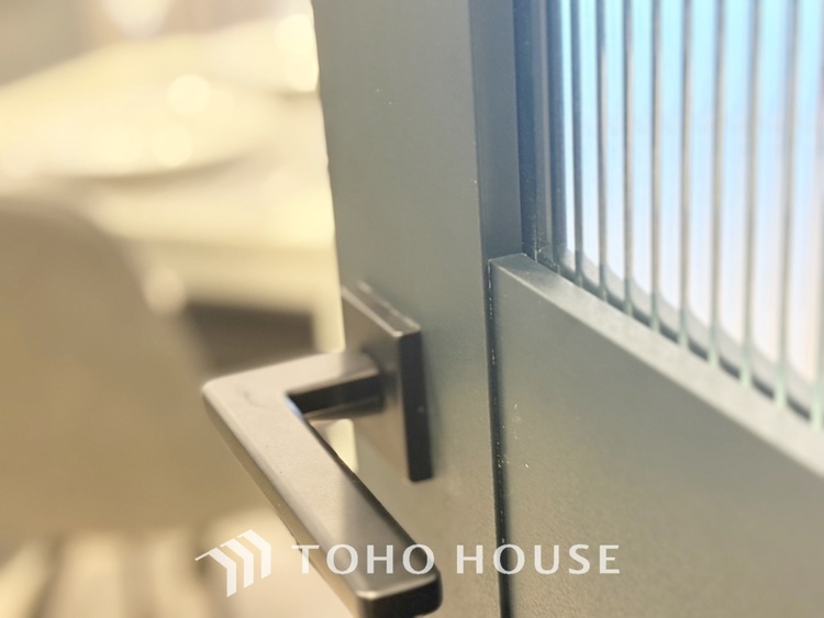 内装 【smart design】太陽の光をスマートにリビングへ。優しくいざなわれた採光が朝は目を覚ませ、昼はくつろぎ、そして夕刻には温もりを与える。他にはないおしゃれなデザインで。