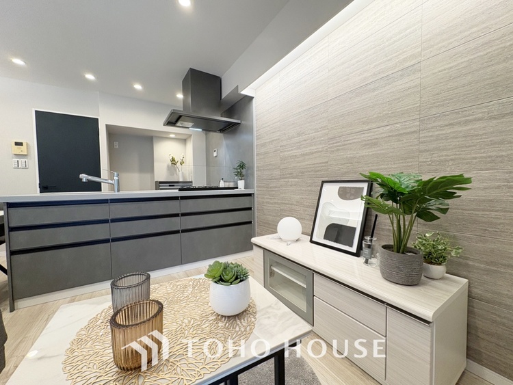 内装 【Ease】家族個々の安らぎの空間。プライベートなBedRoomは暮らす方の感性で造り上げたいもの。誰もが好みで飾れるシンプルな室内に仕上げてあります。