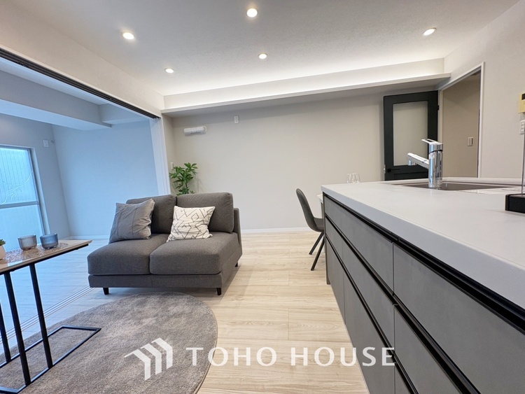 内装 【Bouncy conversation】　パートナーや家族が集う憩いの空間。真新しい木目のフローリングや白亜のクロスを陽の光、ダウンライトが照らし出し、家族・友人・知人の会話に華を咲かせます。