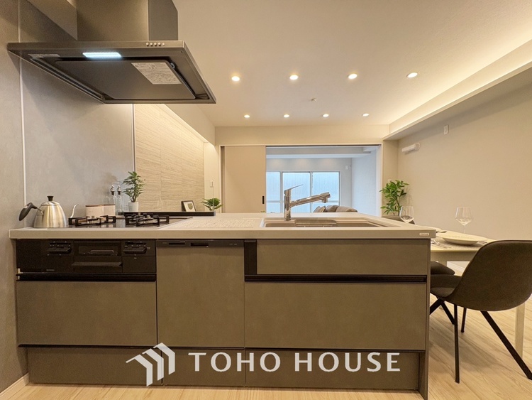 内装 【Quietness】プライベートなお部屋では静かに時を過ごしたい。読書をして、物思いにふける・・光りに満たされた安らぎの空間をがここにはあります。