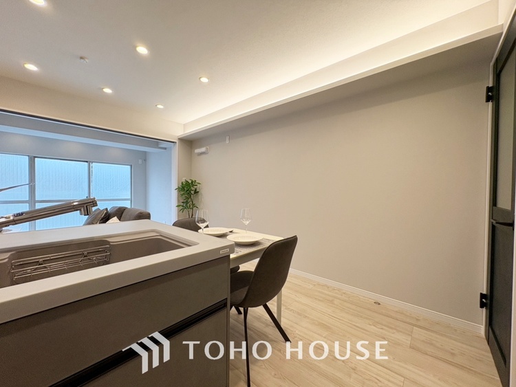 内装 ◆青空テラス◆ベランダから望む紺碧の空からそよ風、そして目に映るのはグリーン広がる風光明媚な世界。それは清々しい自然の薫りを肌で感じる幸せな空間。