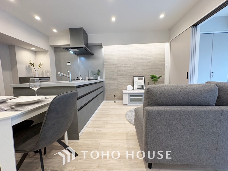 キッチン 【Kitchen】美しく使いやすいキッチンは油汚れが簡単に拭き取れる素材で加工されており、浄水器シャワーから流す水の音を軽減する静かなシンクを採用。見えないところにさり気ない配慮が嬉しい