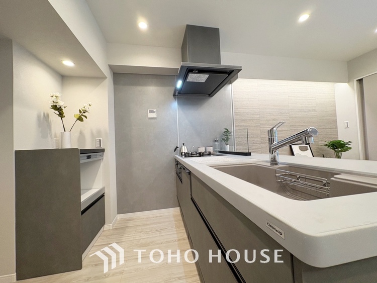 キッチン 【Living room】◆リビング◆家族への思いを抱きながら、平和に過ごす悠久の時。あたかかく感じるのは、日当たりだけではない。広く和やかに暮らせる空間と、家族の存在を噛みしめて。