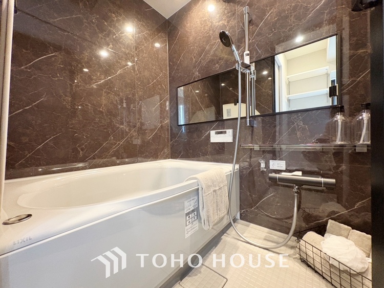 風呂 【Swaying surface】光に照らし出されたバスルーム。膨よかな湿度と静かに揺れる眼前の水面。広い浴槽にゆっくりと身を沈め深く瞑想をすれば、また新たな活力が膨らんできます。