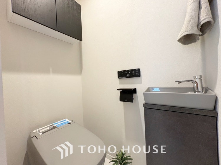 トイレ 【toilet】トイレットペーパーの使用回数を減らせることです。 シャワートイレを使用すれば、洗浄して汚れを落とすことができるため、トイレットペーパーの使用を最小限にとどめることができます。