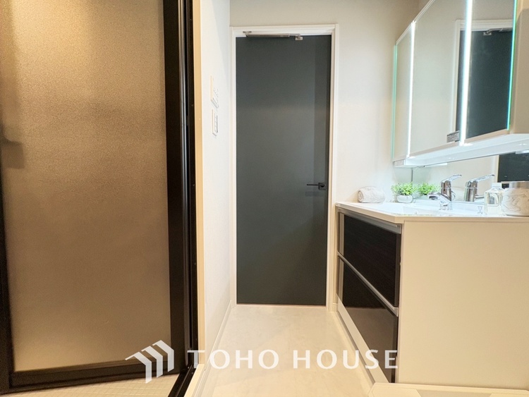 洗面 【Wash basin】十分な大きさの洗面台は収納もさる事ながら、身だしなみチェックや歯磨きなど、朝の慌ただしい時間でもホテルライクなスペースで余裕とゆとりを感じて頂けます。