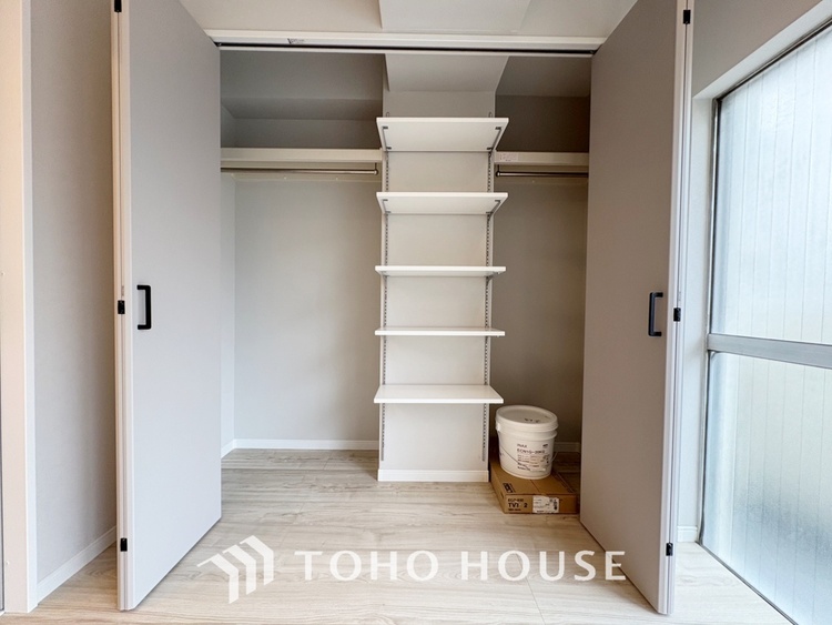 収納 【closet】奥行きのあるクローゼットを採用。衣装ケースや、掃除機といった電化製品まで多くの物を収納できるようなつくりになっております。是非一度、ご自身の目でお確かめ下さい。