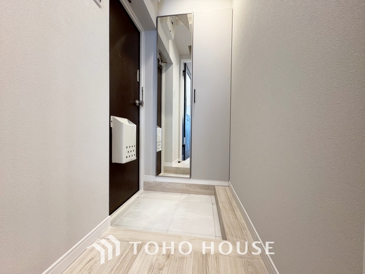 収納 【Shoes in closet】靴を美しく収納できて、マジックのように玄関がすっきりします。ベビーカー、ゴルフ道具、アウトドア用品など、外で使用するアイテムを玄関ドアの近くに収納できます。