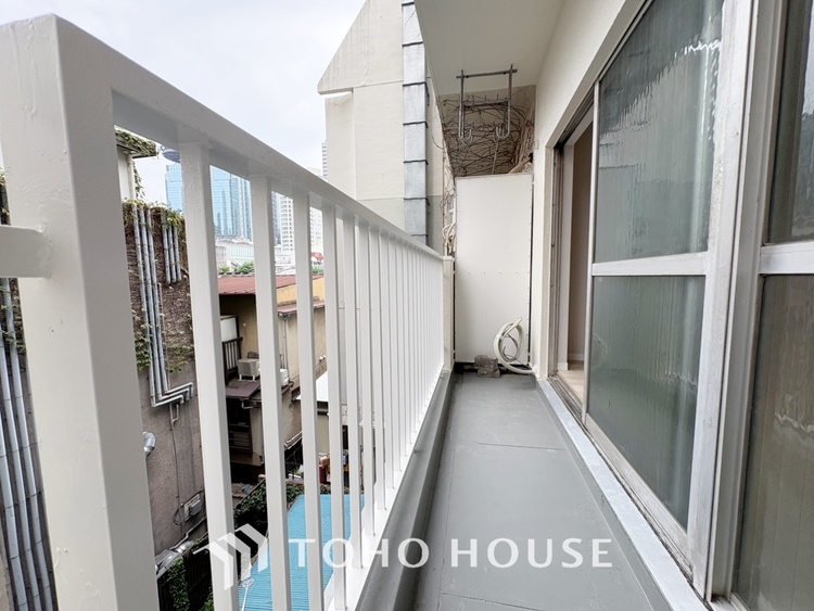 バルコニー ◆青空テラス◆ベランダから望む紺碧の空からそよ風、そして目に映るのはグリーン広がる風光明媚な世界。それは清々しい自然の薫りを肌で感じる幸せな空間。