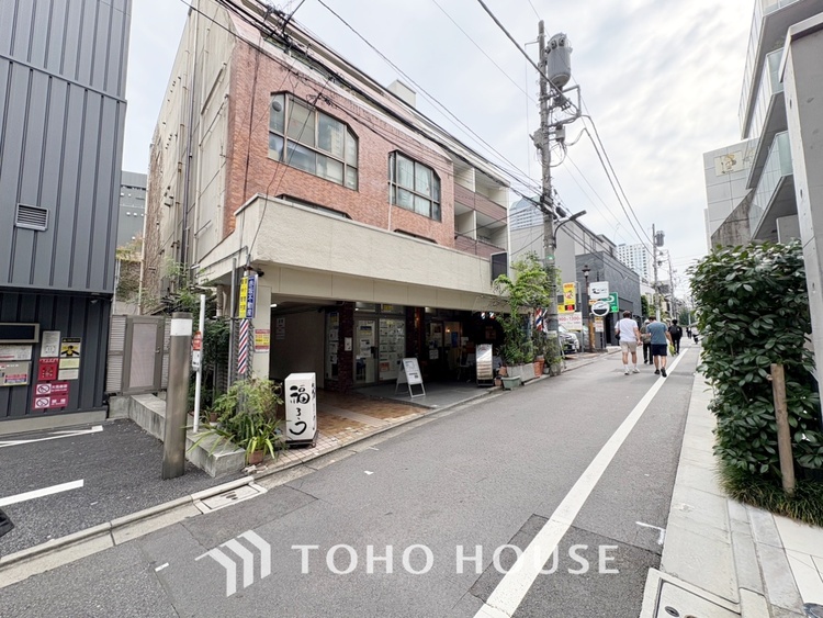 バルコニー 【Blue sky terrace】見上げると、空。時間を忘れ大空を見上げるなんて、いつぶりだろうか。こんなにも広く美しい情景がこの頭上にあったなんて。時間を忘れ、時を知る。