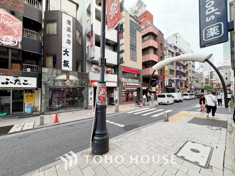 エントランス 【Entrance】仕事は好きだ。でも今日という一日はあまり芳しくない日もある。とぼとぼと家路に付く頃、ふと目を上げると我が家のエントランス。