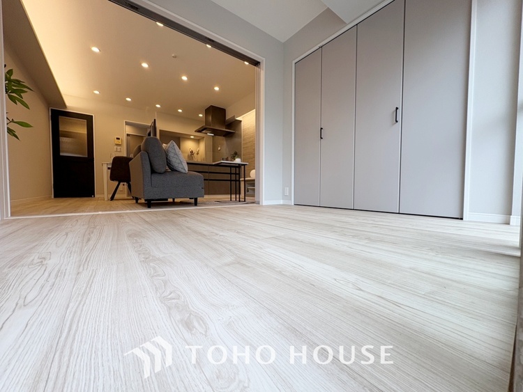 その他 【By the window】◆窓辺◆窓を開けベランダに出ると当所なく広がる街と空のスクリーン。風が凪ぎ一時停止する目の前の画面