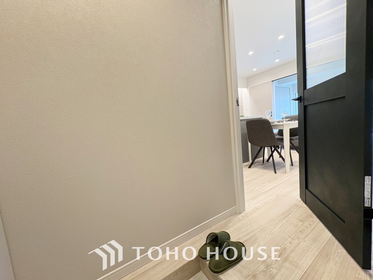 その他 【House of the Sun】太陽の温かな光がお家全体を照らす。そこには目を輝かせ笑顔で見つめてくれる君がいて、「ただいま」の言葉がこだまする。そんな君の瞳に恋している。