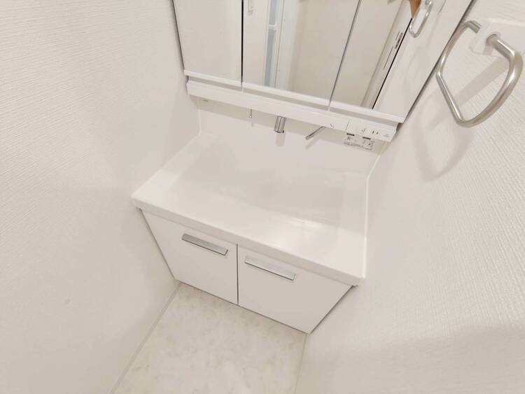 その他 清潔感を感じられる洗面化粧台。