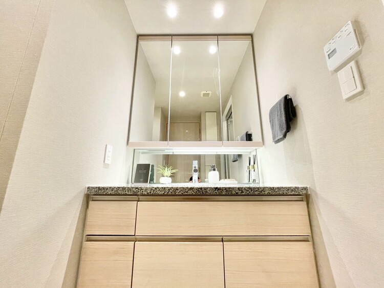 洗面 清潔感を感じられる洗面化粧台。