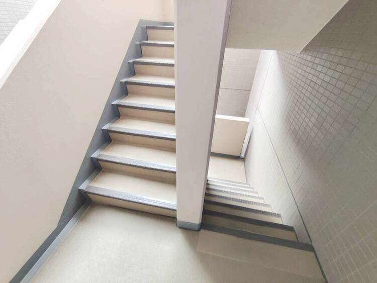 その他 共用部の階段です。明るく清潔に管理されています。