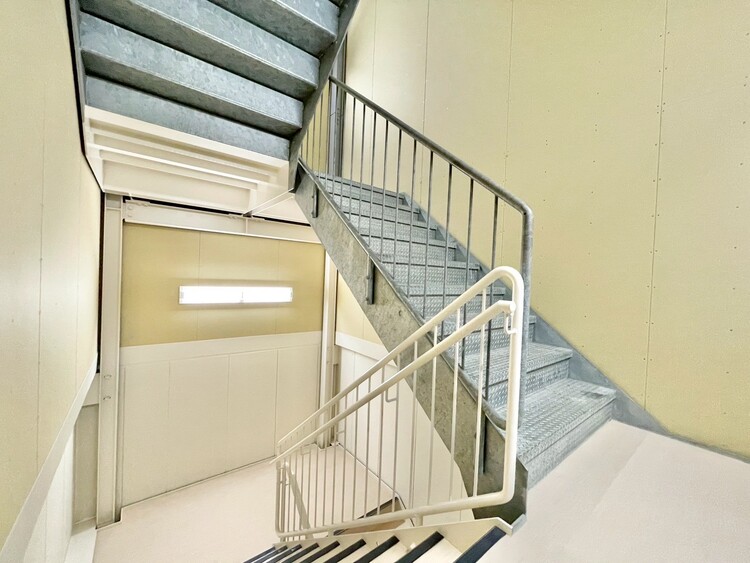 設備 共用部の階段です。明るく清潔に管理されています。