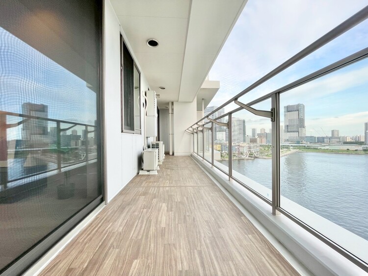 バルコニー 朝の澄んだ空気や、夕方に吹く清々しい風を感じられるバルコニー。