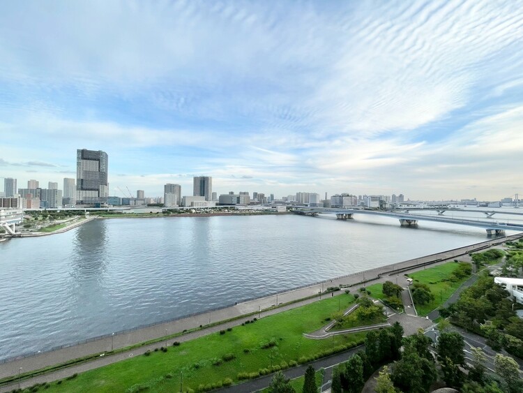 バルコニー 眺望や窓からの景色が良いと、家で過ごす時間も快適です。