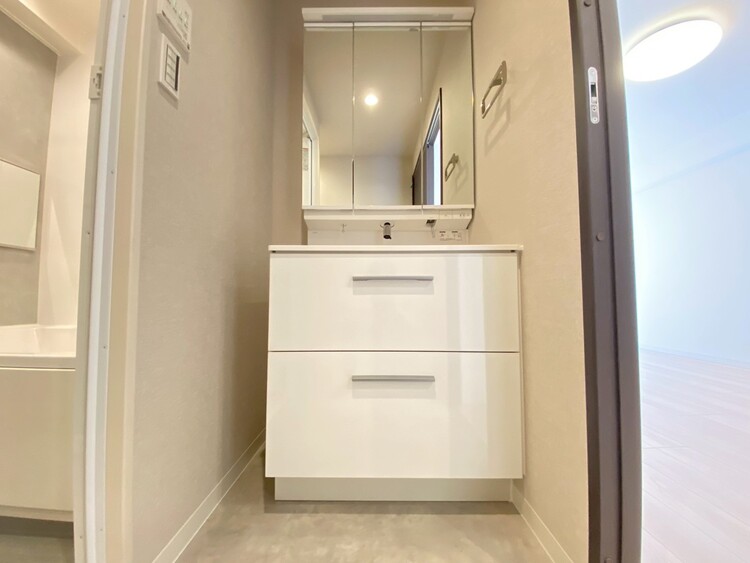 その他 清潔感を感じられる洗面化粧台。