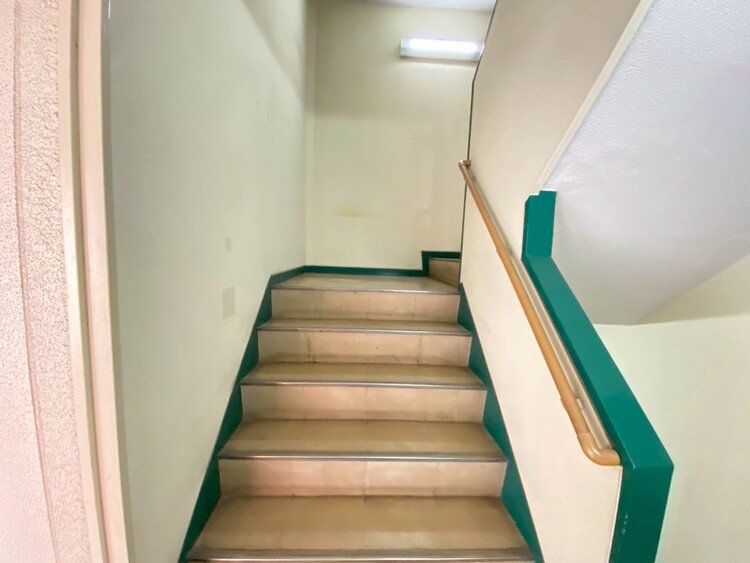 その他 共用部の階段です。明るく清潔に管理されています。