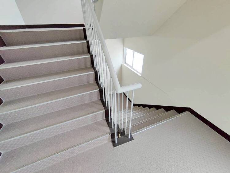 設備 共用部の階段です。明るく清潔に管理されています。