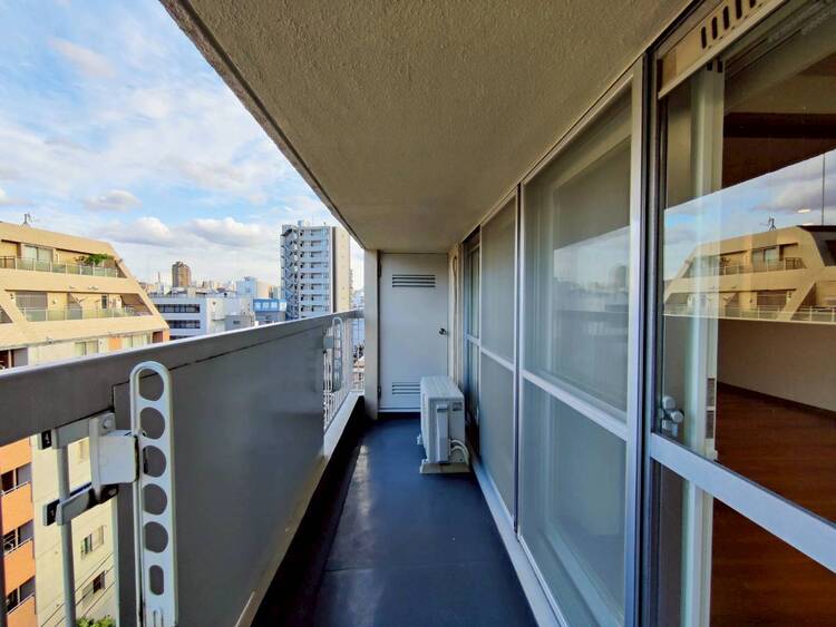 バルコニー 朝の澄んだ空気や、夕方に吹く清々しい風を感じられるバルコニー。