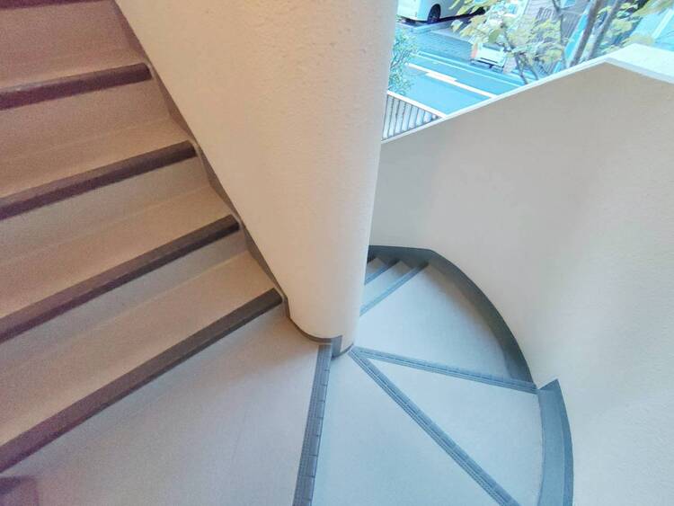 その他 共用部の階段です。明るく清潔に管理されています。