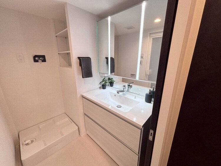 その他 清潔感を感じられる洗面化粧台。