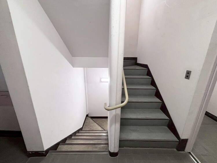 その他 共用部の階段です。明るく清潔に管理されています。