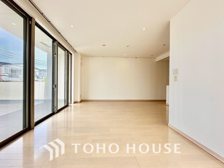 内装 現在改装中◆陽光◆が差し込む。この開放的なLDKに家族の笑顔が集う。家族が一緒に過ごす空間は明るく、そして居心地よく。