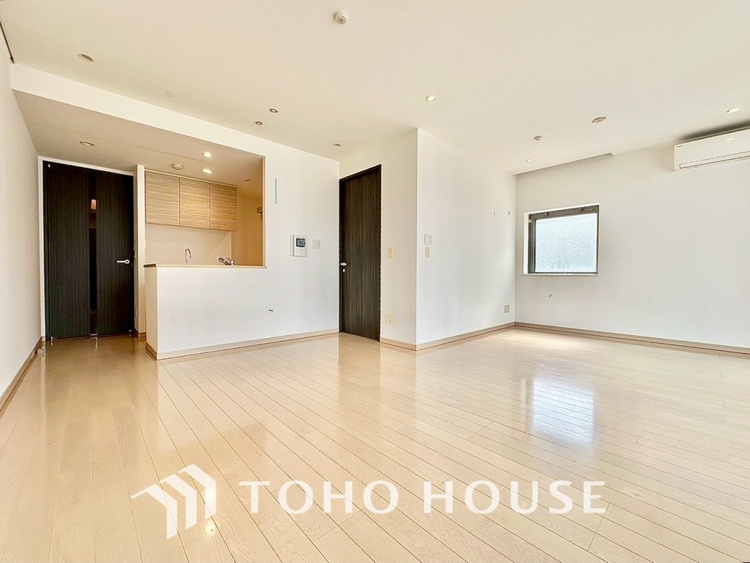 内装 現在改装中◆Sunshine◆光が燦々と入り、いるだけで気持ちいい。「開放的でゆとりあるお部屋です。」