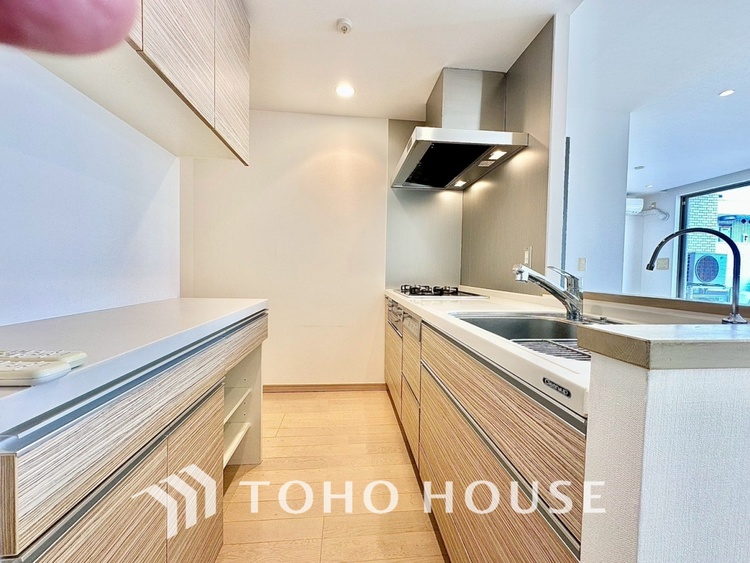 キッチン 現在改装中◆ワクワク◆開放的で機能性も高いシステムキッチン。お子様は毎日のご飯にワクワク！