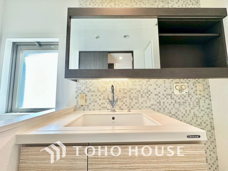 洗面 現在改装中◆快適◆煌びやかな暮らしの中にも忘れたくない快適さ。大きな収納が助けてくれます。