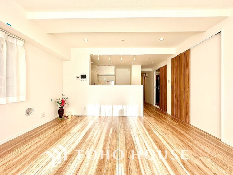 内装 ◆陽光◆が差し込む。この開放的なLDKに家族の笑顔が集う。家族が一緒に過ごす空間は明るく、そして居心地よく。