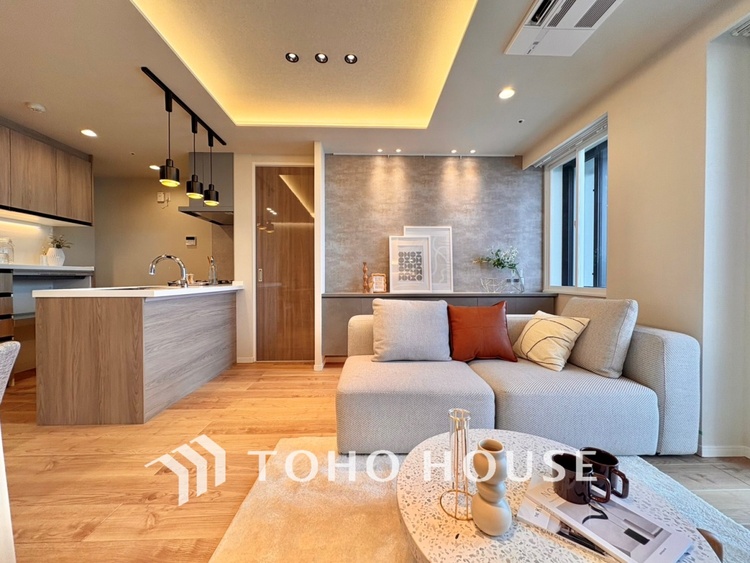 内装 【LIVING】◆眩い◆光が燦々と入り、家族の笑顔を照らす。「いつまでも続いて」と願う夢のような毎日がここにある。